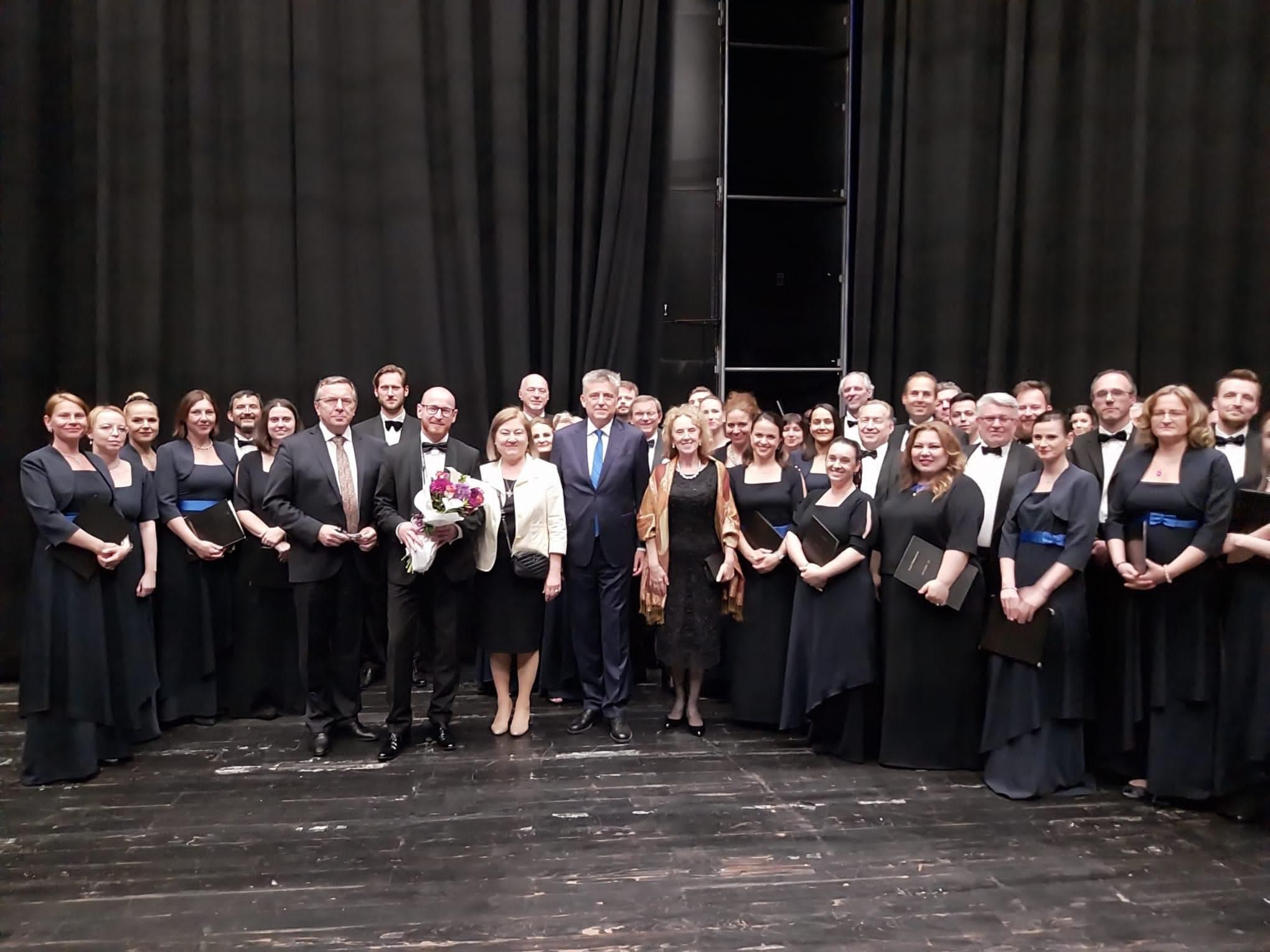 4 1 Poďakovanie čestných hostí SFZ v zákulisí Zorlu Centre Istanbul veľvyslanec SR v Turecku Ján Pšenica, predchádzajúca veľvyslankyňa SR v Turecku Anna Tureničová, generálna konzulka Veronika Lomb