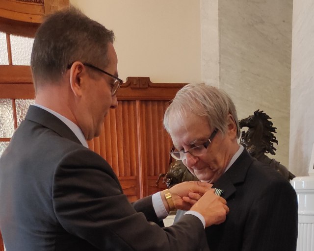 Veľvyslanec Francúzska, J.E.p. Christophe Léonzi, odovzdal vyznamenanie Ivanovi Martonovi - 1625223466582   f 