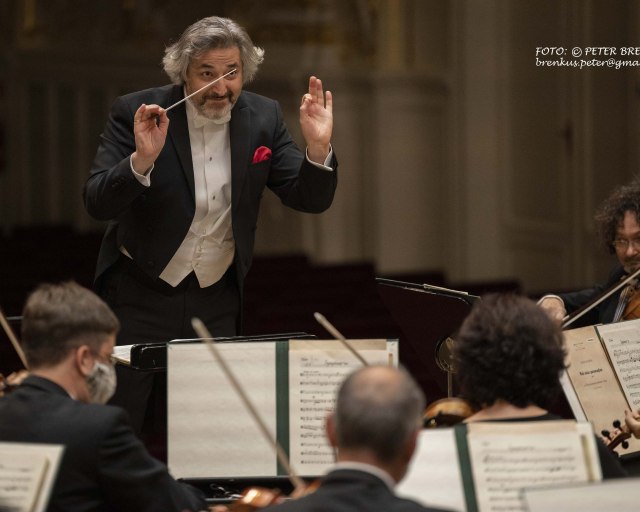 Dva online koncerty s Danielom Raiskinom, šéfdirigentom Slovenskej filharmónie - _BRENKUS c 7913 