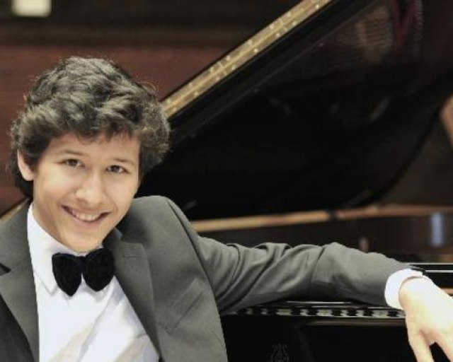 Klavírny recitál v Malej sále SF - worms lokales / Nuron Mukumiy 