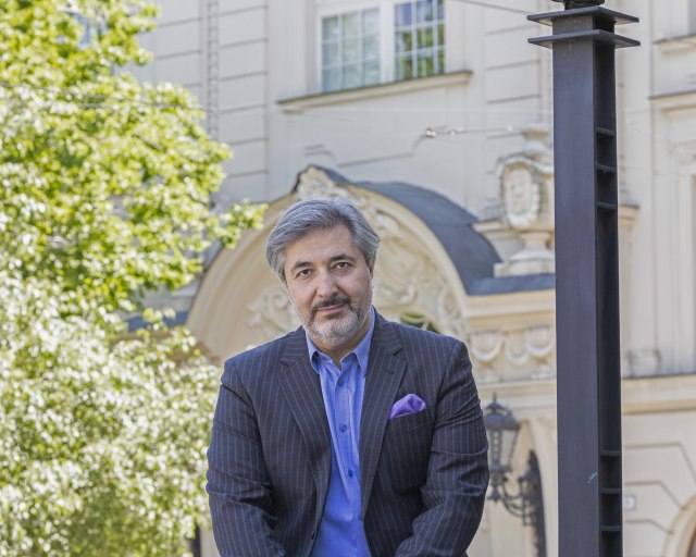 Slovenská filharmónia, šéfdirigent Daniel Raiskin a poprední operní speváci Jana Kurucová a Adam Plachetka v bratislavskej Redute a v Litomyšli - Daniel Raiskin, foto Peter Brenkus 