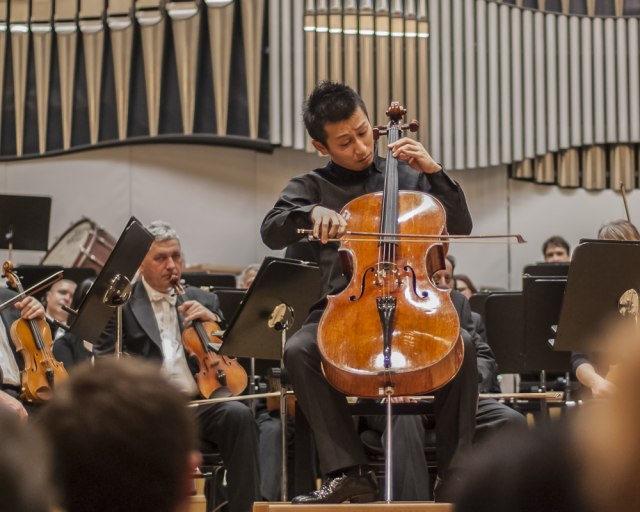 Slovenská filharmónia a mladý japonský violončelista Dai Miyata  - Slovenská filharmónia, Leoš Svárovský, dirigent, Dai Miyata, violoncello Photo © A. Trizuljak 