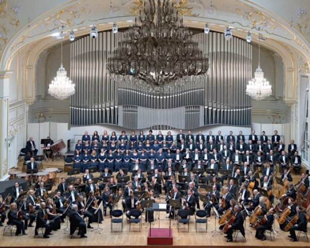 Orchester, zbor a  sólisti – Mariana Sajko, Pavol Bršlík,  Peter Mikuláš s dirigentom Rastislavom Štúrom uvedú diela Beethovena  - Slovenská filharmónia a Slovenský filharmonický zbor 