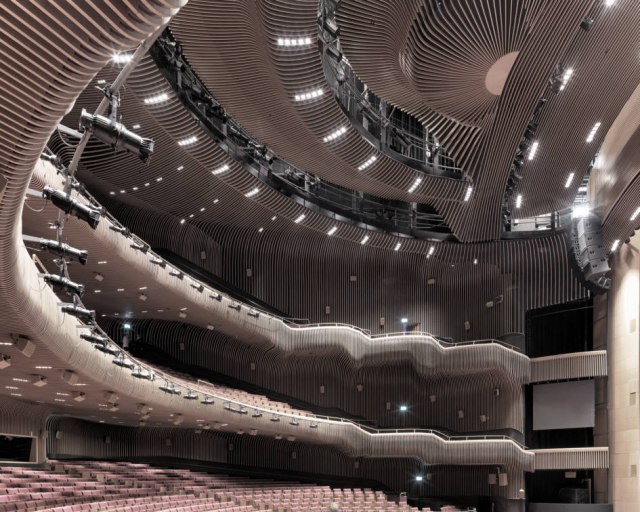 Slovenský filharmonický zbor odcestuje na umelecký zájazd do tureckého Istanbulu - Zorlu-Cultural-Center-Istanbul-PSM-Musical-Theatre-Auditorium-Left-without-Audience-945x1024 