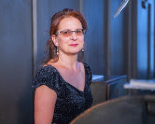 Národný týždeň manželstva (11. – 16. február 2025) - Eva Bublová s úsmevom v okuliarmi s oranžovými sklami 