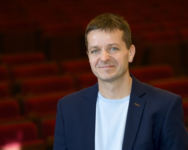 DVE PREMIÉRY POD TAKTOVKOU ONDREJA OLOSA  - Ondrej Olos, stály hosťujúci dirigent Slovenskej filharmónie; foto A TRIZULJAK 